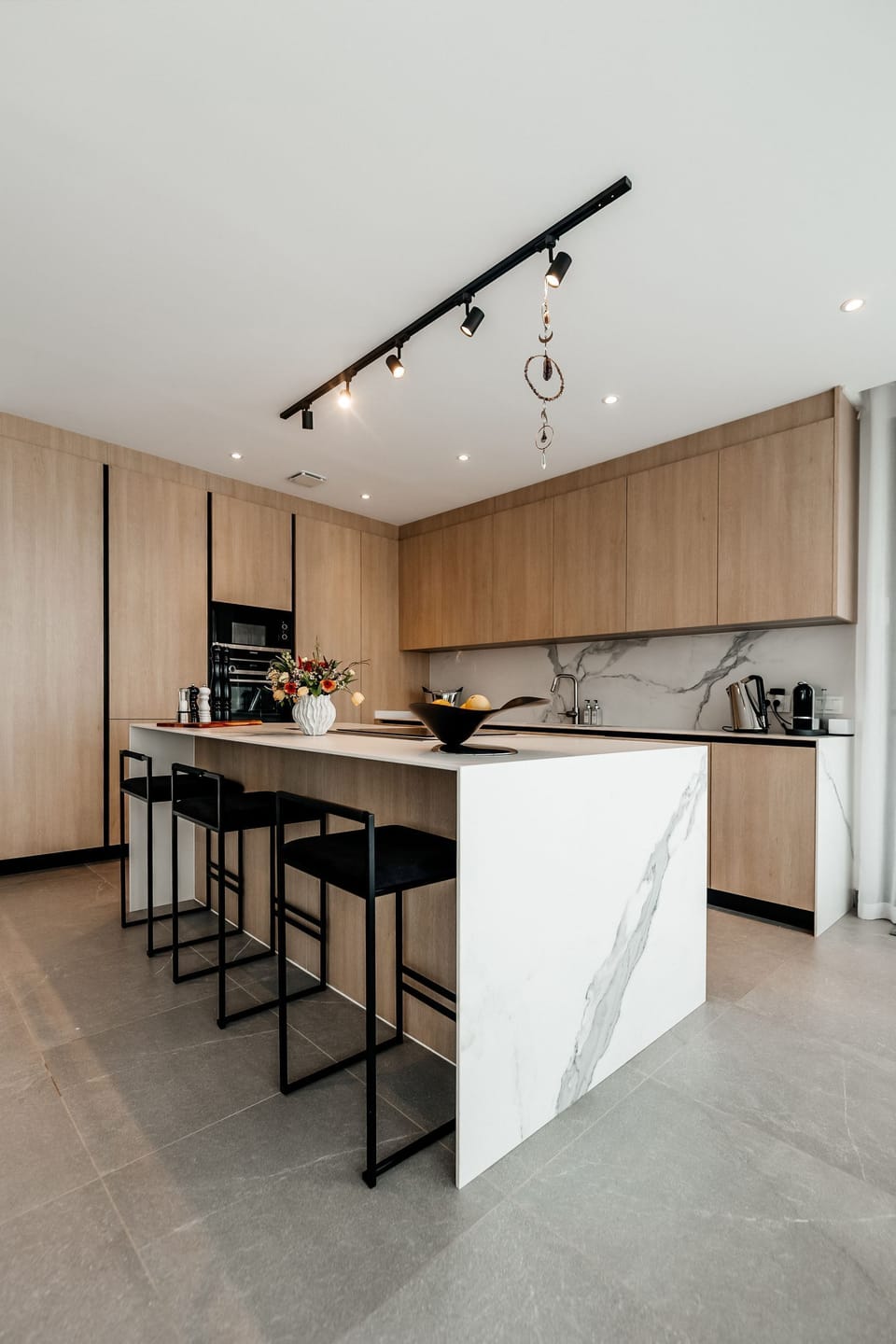 Full-size fridge, microwave, oven, stovetop