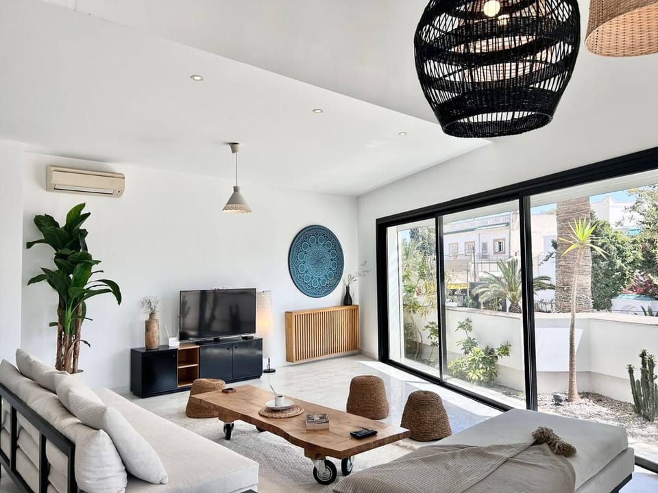 Apartment, 3 Bedrooms, Balcony | Living room