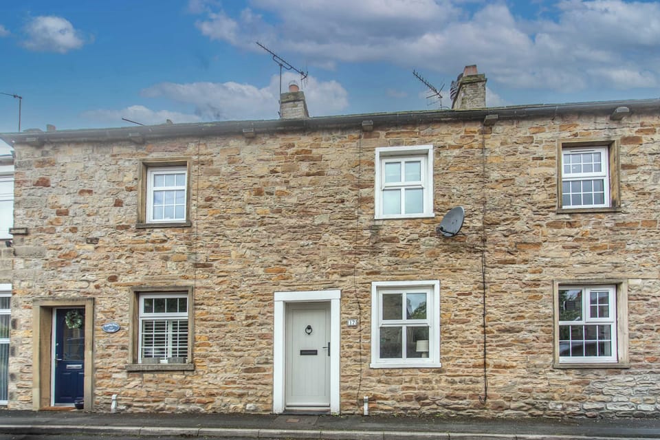 Tucked within the charming village of Gargrave, this traditional stone cottage places riverside walks, cosy pubs and stunning scenery right on your doorstep.