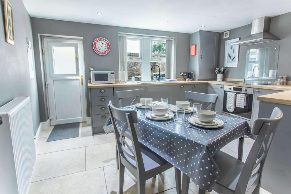 Whether it’s breakfast before a hike or dinner after a day out, this welcoming dining space brings everyone together with ease.
