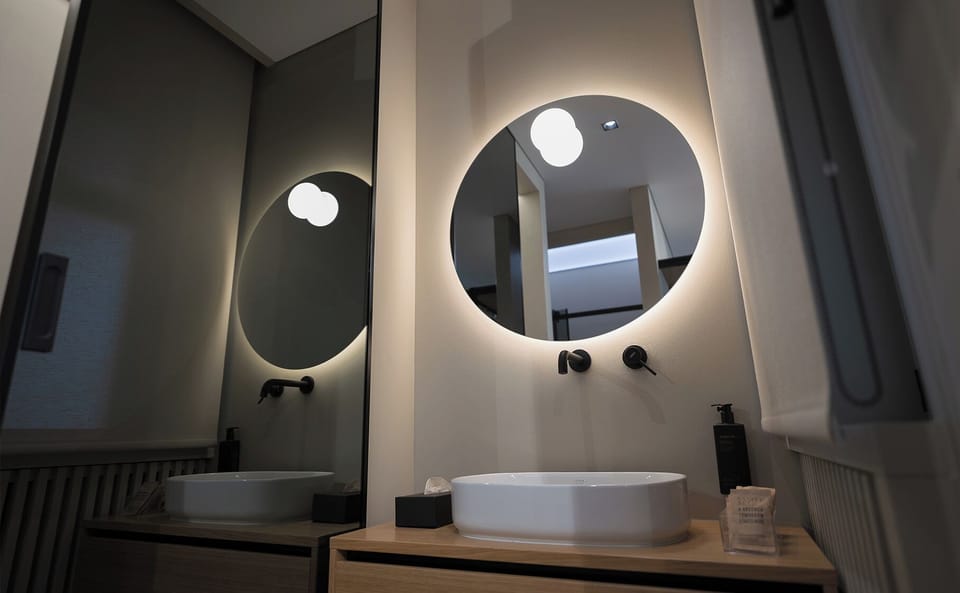 Executive Room | Bathroom | Separate tub and shower, rainfall showerhead, hair dryer, bidet