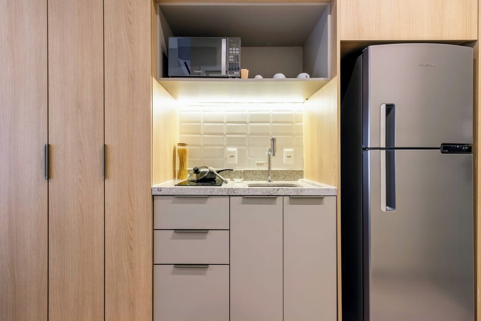 Studio Casal com Varanda | Private kitchen | Fridge, microwave, stovetop, coffee/tea maker
