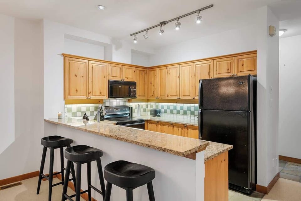 This well-appointed kitchen is kitted out with everything you need to cook delicious meals. Enjoy casual dining at the breakfast counter 