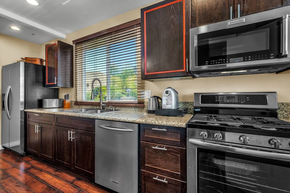 Modern Kitchen w Full Amenities Dishwasher, Refrigerator, Microwave, Coffee Maker, Toaster plus More!
