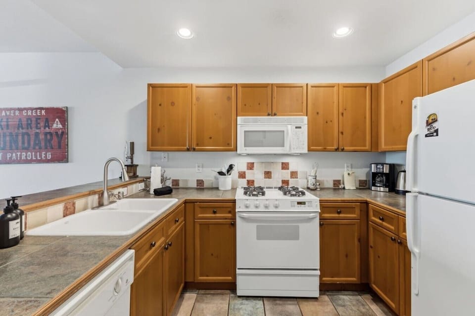 Fully equipped kitchen with bar seating