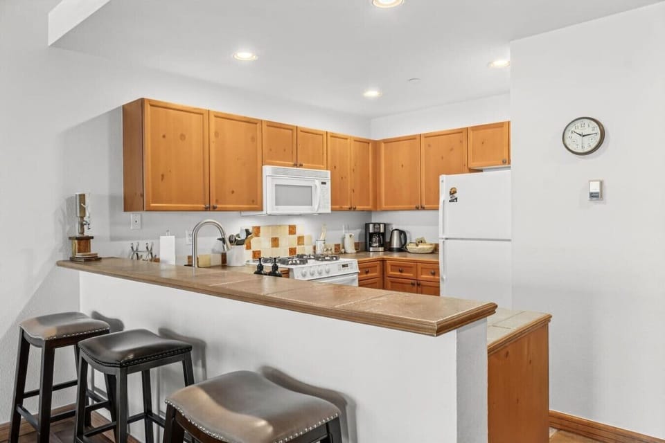 Fully equipped kitchen with bar seating
