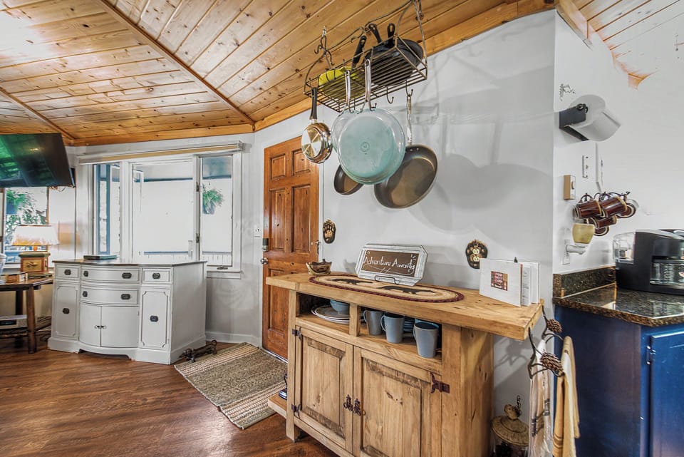 Kitchen Stock Items in Open Entryway Island