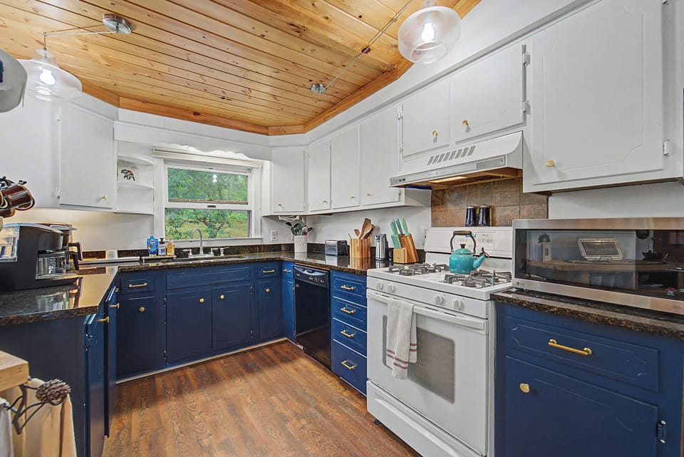 Fully Updated Kitchen Loaded with All Necessities 