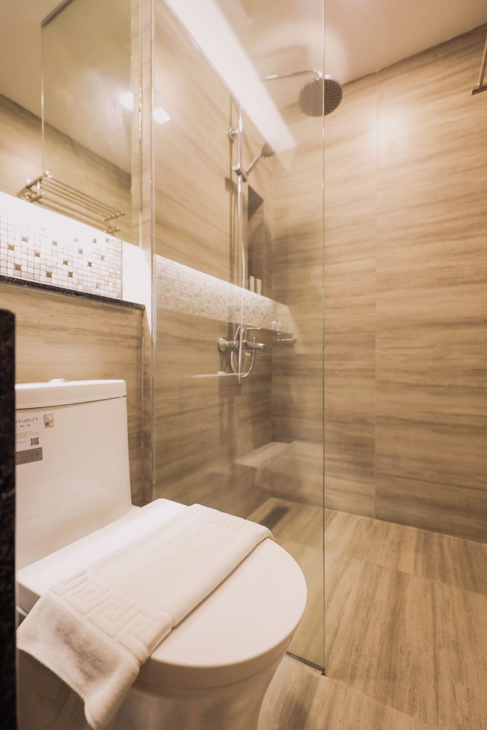 Deluxe Double Room, 1 Queen Bed, City View | Bathroom | Free toiletries, hair dryer, slippers, bidet