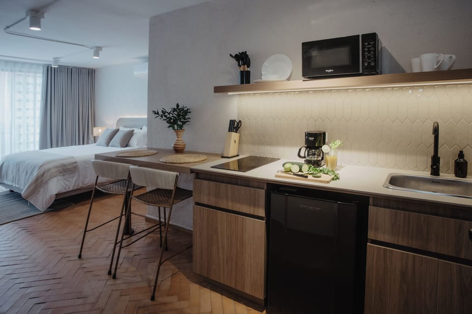 Deluxe Studio | Private kitchen | Shared fridge, microwave