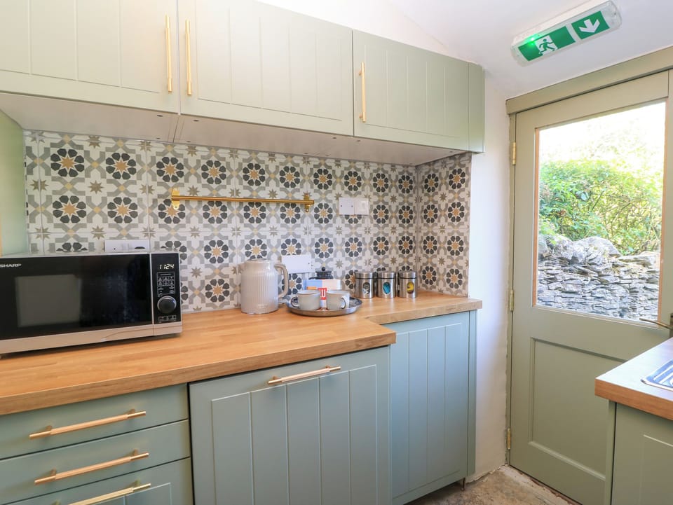 Cottage | Private kitchen | Dishwasher, cookware/dishes/utensils