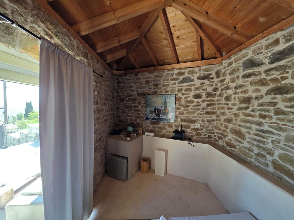 Deluxe Studio, City View | Interior