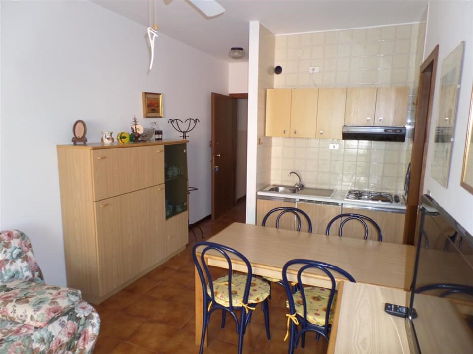 Apartment, 1 Bedroom, Balcony, City View | Dining room