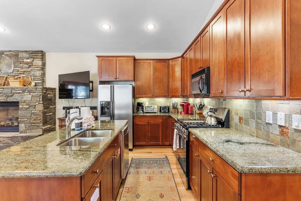 Full kitchen w/ Keurig k-cup & island seating for 4