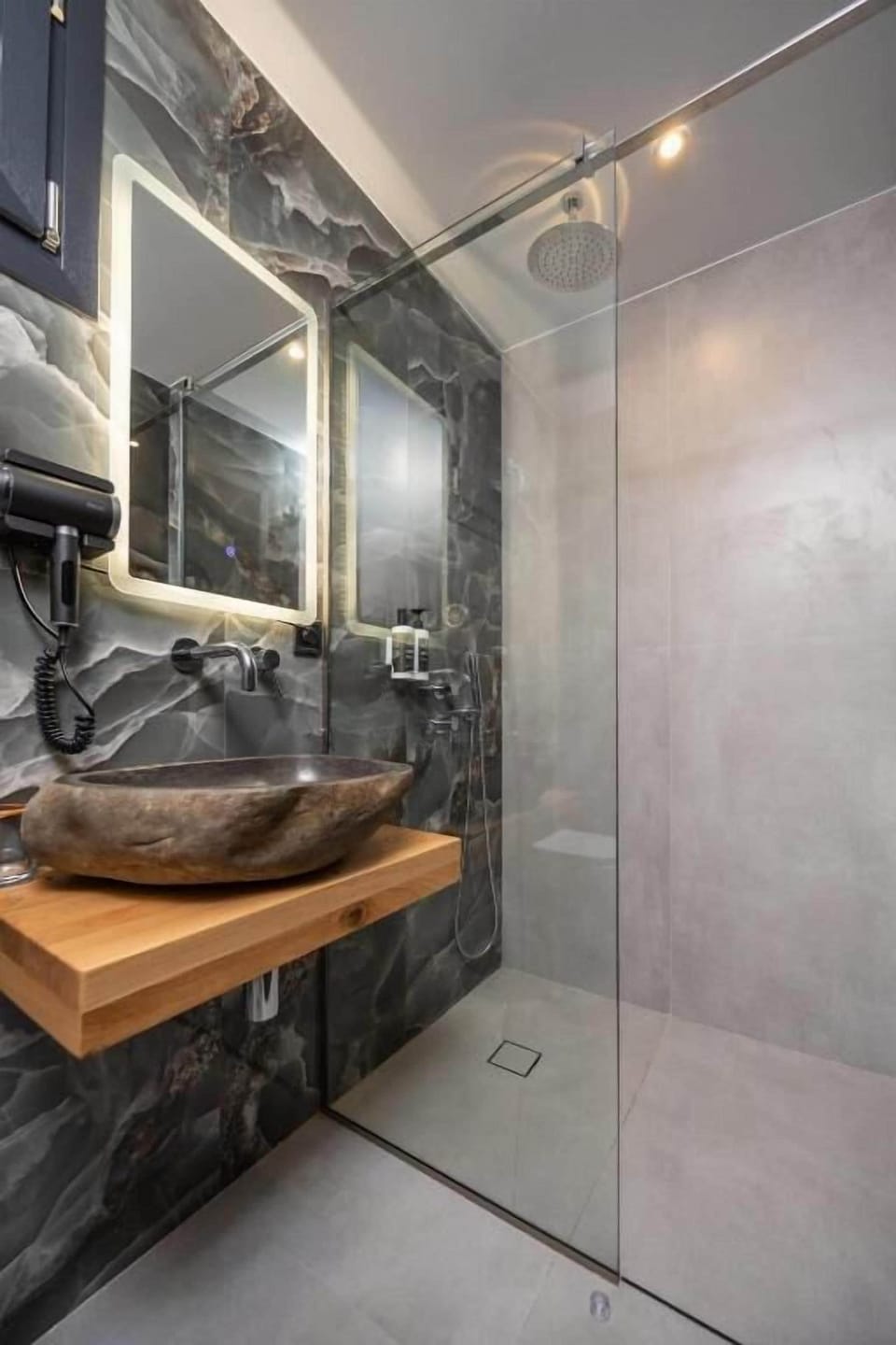Luxury Quadruple Room, Balcony, Garden View | Bathroom | Slippers