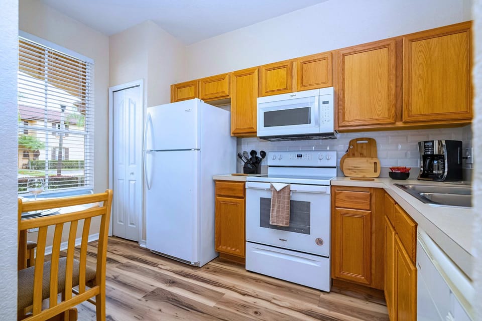 From quick breakfasts to family dinners, this kitchen is designed for shared experiences