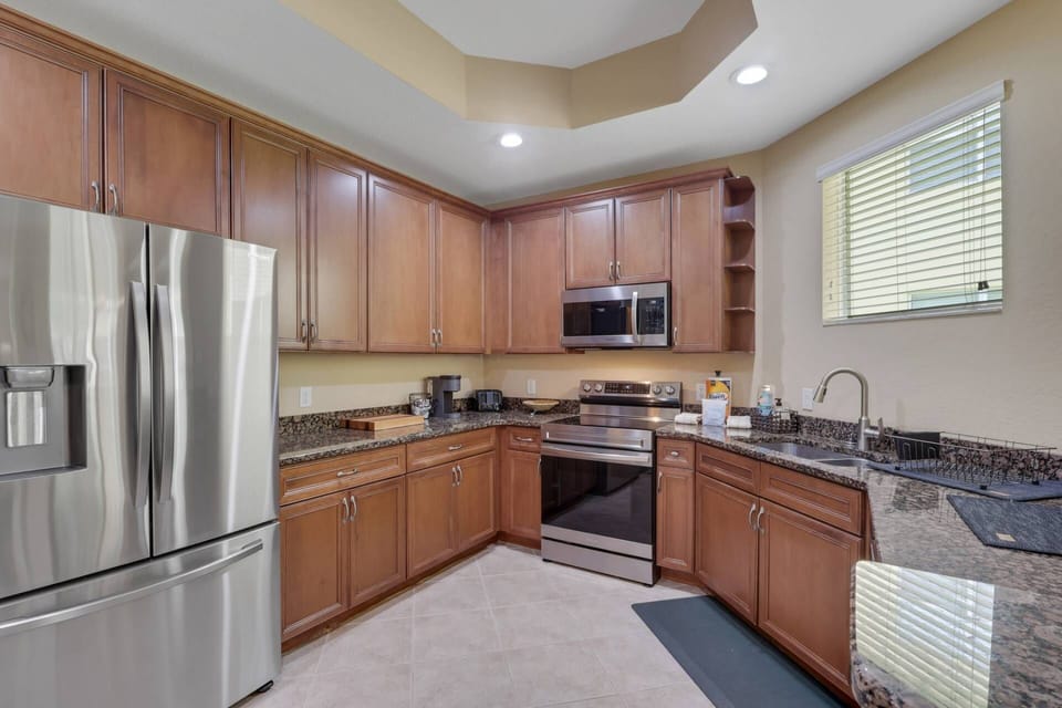 The kitchen offers everything you need for easy breakfasts before the beach or relaxed dinners at home.