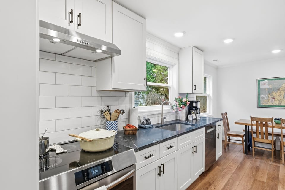 Cook with a view 🍳🌿
Enjoy a bright, modern kitchen with everything you need—and a little nature right outside the window.