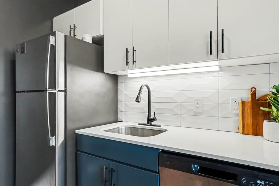 Modern kitchen with sleek finishes, stainless steel appliances, and everything you need for easy meals, morning coffee, or drinks before a night out in Nashville.