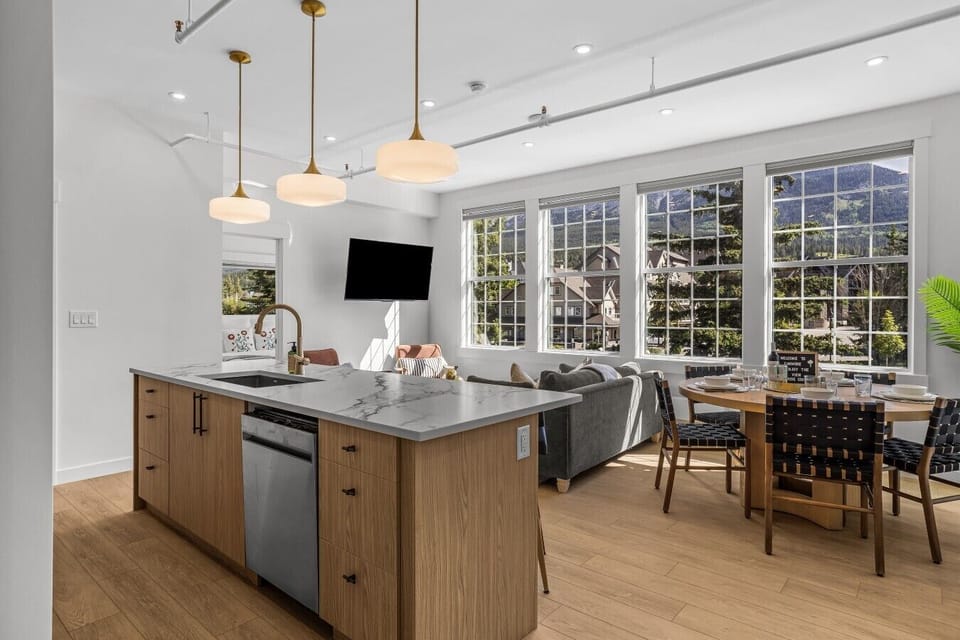001_canmore-vacation-rental-open-concept-kitchen-living-dining-mountain-views