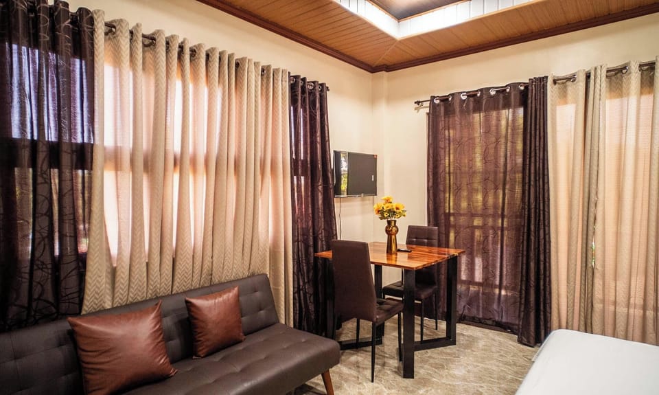 Deluxe Double Room, Balcony | Interior