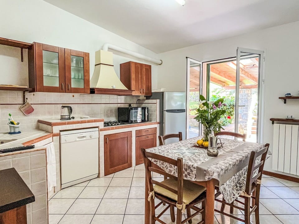 Apartment, Balcony, Condominium, Fence, Outdoor Furniture