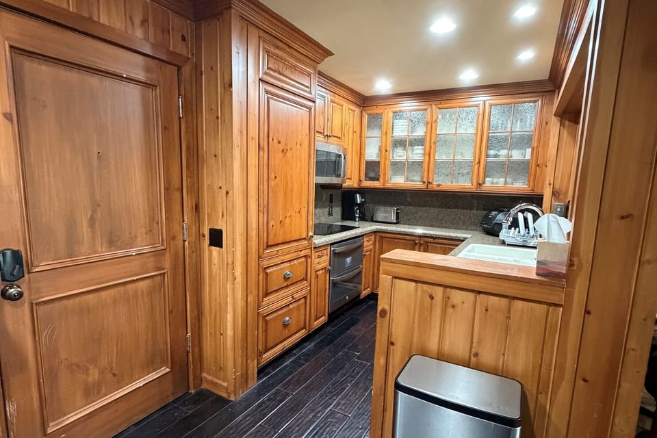 Fully-equipped kitchen, inclu. new double-oven, microwave and dishwasher
