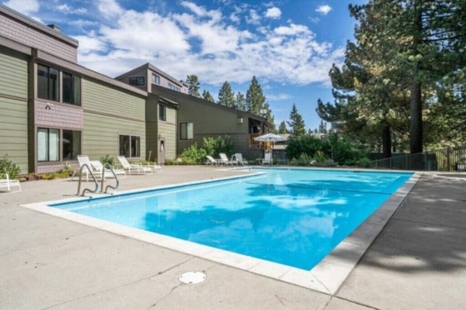 Outdoor pool, seasonal use