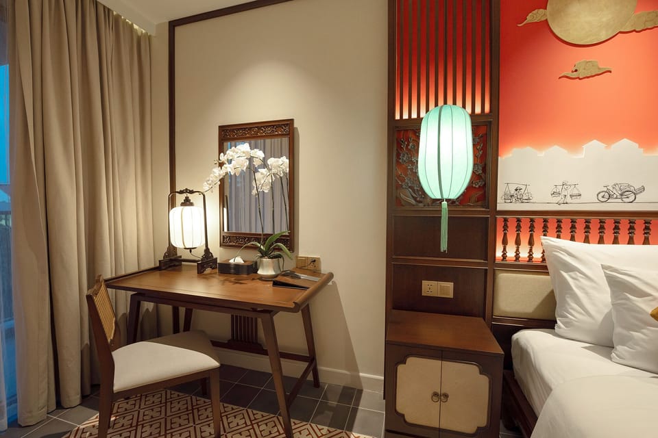 Minibar, in-room safe, desk, WiFi (free)