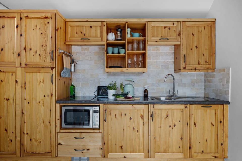 Kitchen with dishwasher, kettle, toaster, and cafetiÃ¨re - The Granary