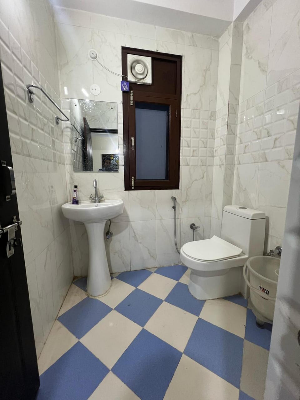 Family Room | Bathroom | Shower, free toiletries, soap, shampoo