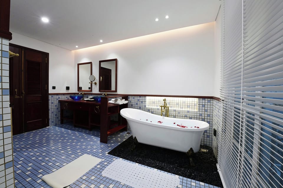 Suite, Balcony, City View | Bathroom | Free toiletries, hair dryer, slippers, towels