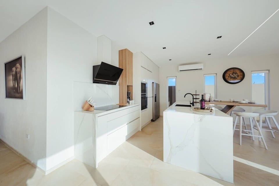 Whether you`re preparing breakfast before a day by the pool or a sunset dinner, this modern kitchen has everything you need.