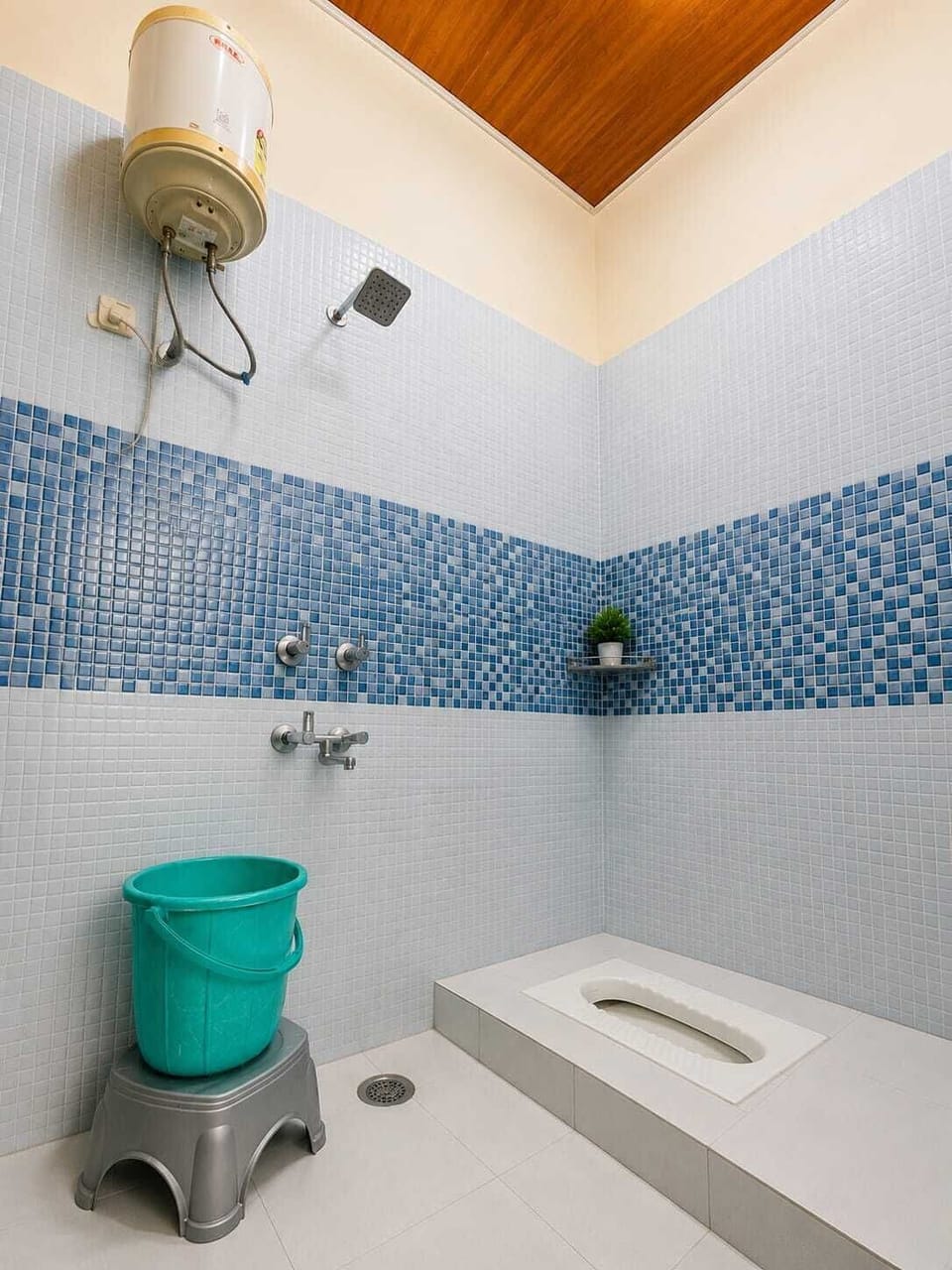 Deluxe Room | Bathroom | Shower, slippers, towels, soap