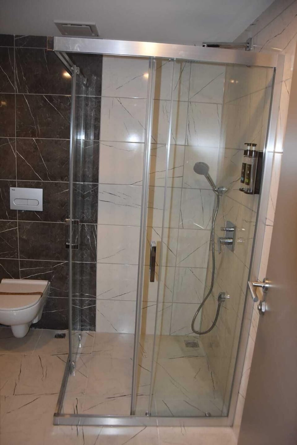 Standard Double Room, Non Smoking, Housekeeping | Bathroom | Shower, hair dryer, slippers, towels