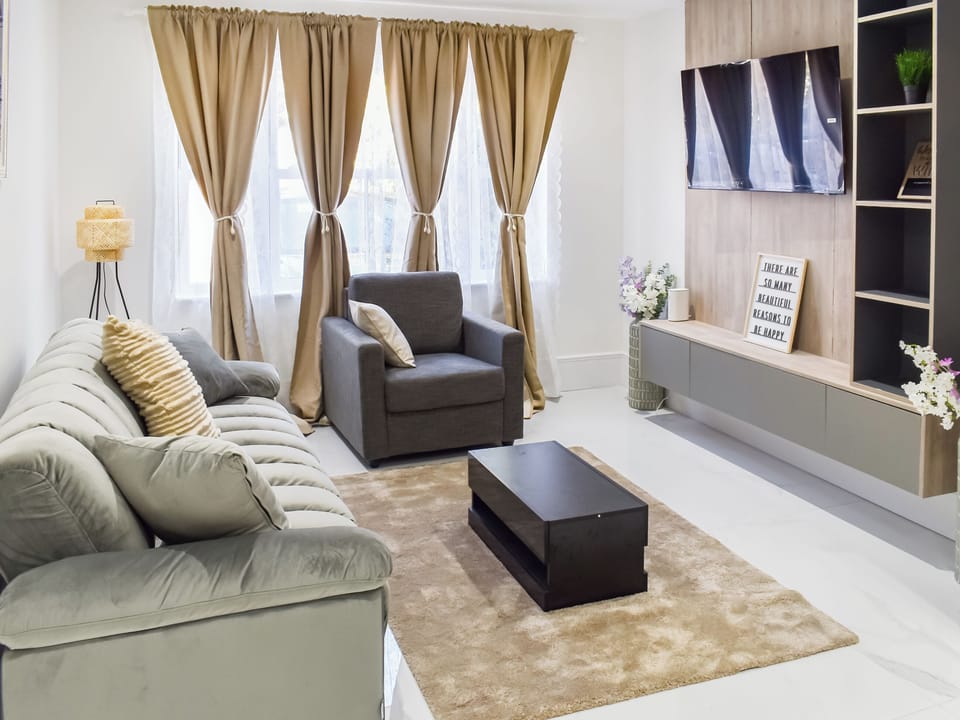 Open plan living space | Shencot Apartments- Apartment 2 - Shencot Apartments, Brentwood