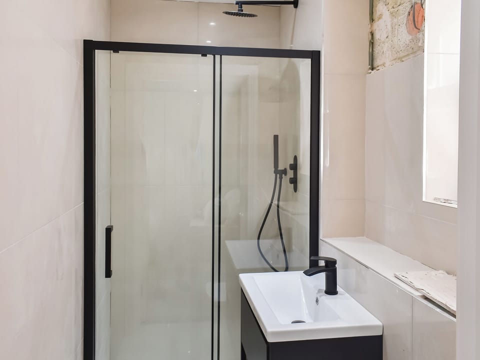 Shower room | Shencot Apartments- Apartment 2 - Shencot Apartments, Brentwood