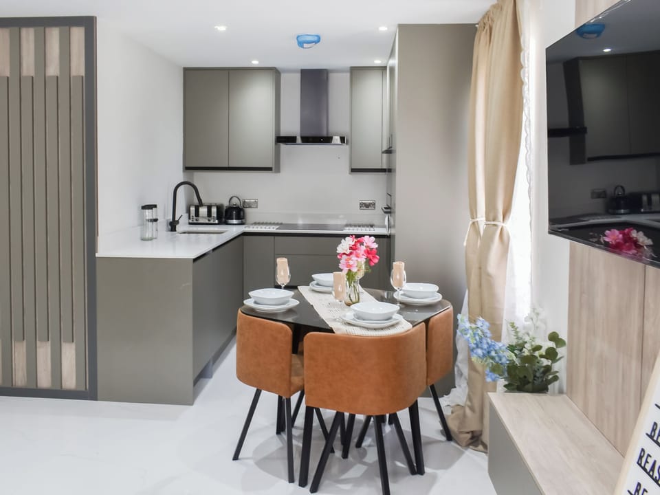 Open plan living space | Apartment 3 - Shencot Apartments, Brentwood