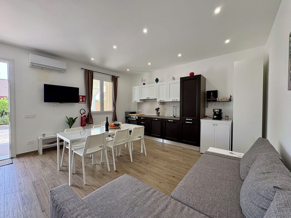 Autumn, Kitchen, Living Room, Spring, Summer