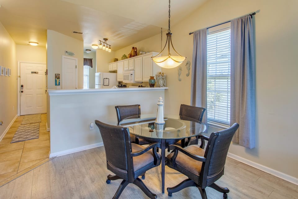 Dining Area | Dishware/Flatware Provided