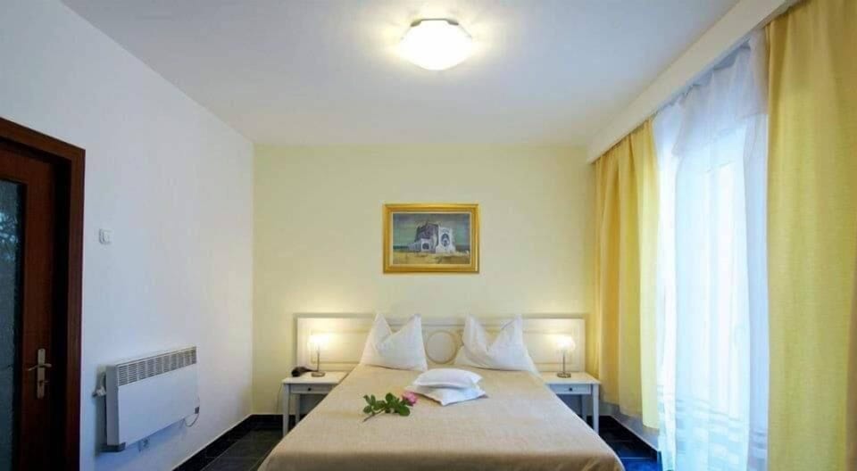 Apartment, Balcony, Sea View | Hypo-allergenic bedding available, WiFi (free), bed sheets