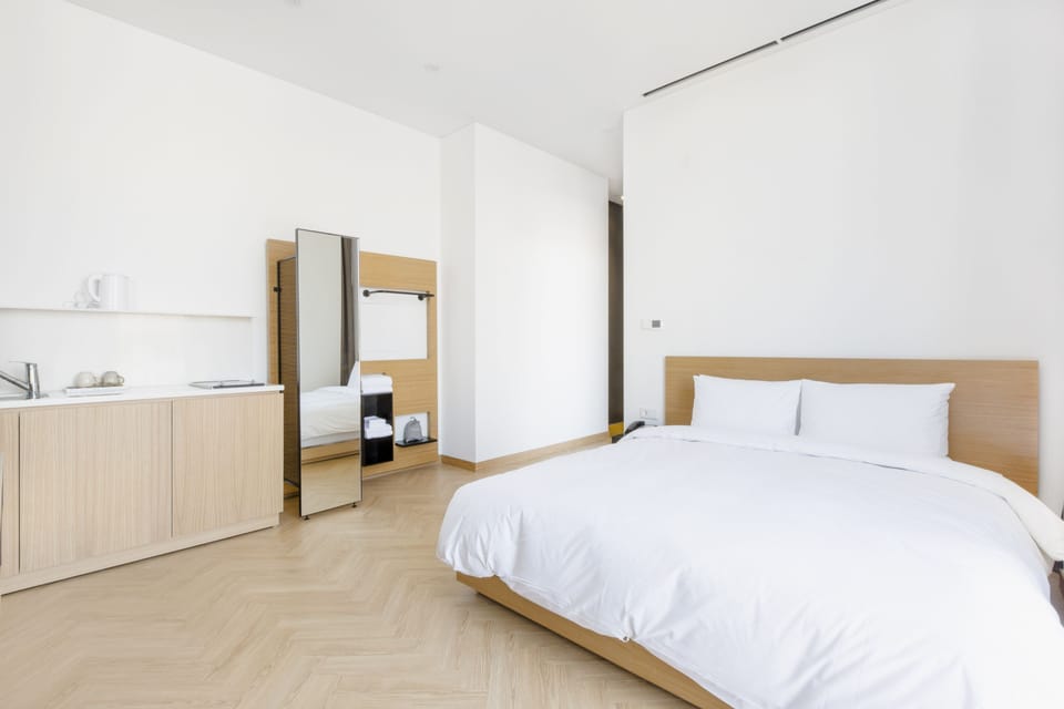 Executive Suite (King) | In-room safe, desk, blackout drapes, soundproofing