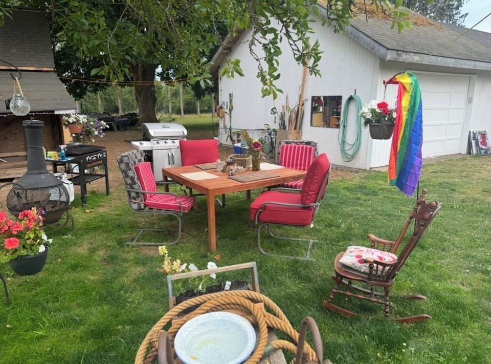 Community dining and BBQ area (gas and briquettes & Blackstone Griddle)
