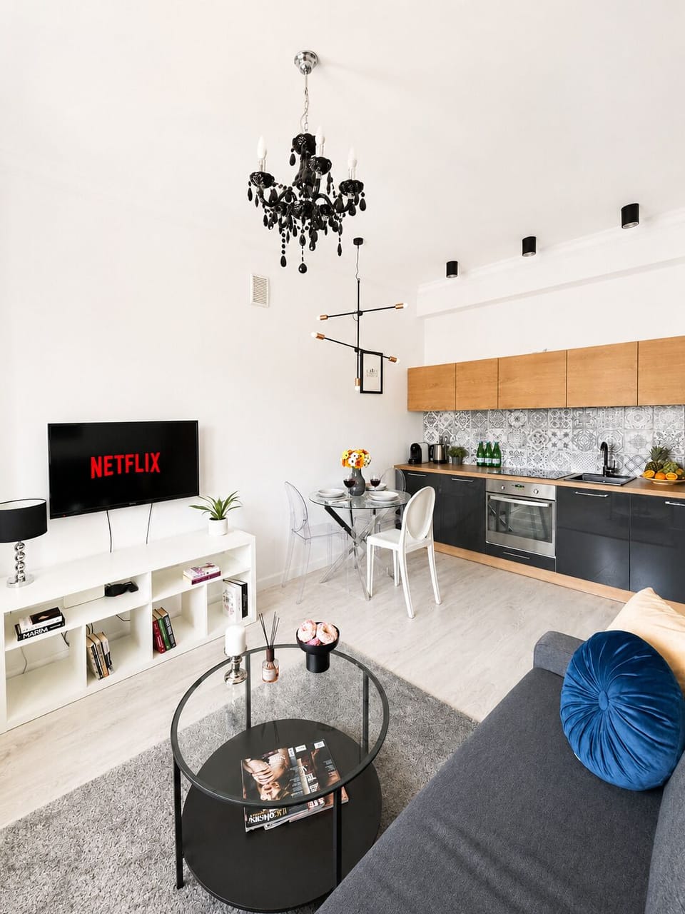 Classic Apartment, Air conditioning | Living area | 43-inch Smart TV with satellite channels