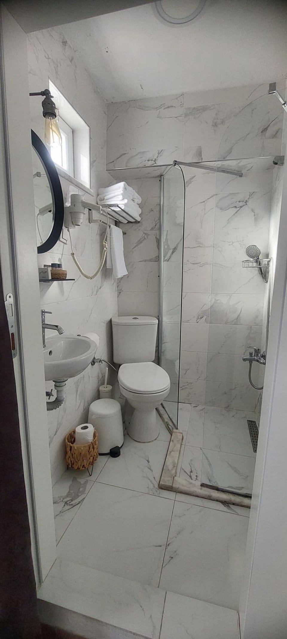 Room, 1 Double Bed, Non Smoking, Private Bathroom | Bathroom | Shower, free toiletries, hair dryer, towels