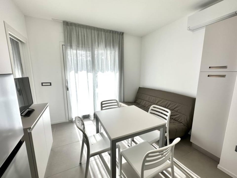 Apartment, 1 Bedroom, Balcony, City View | Dining room