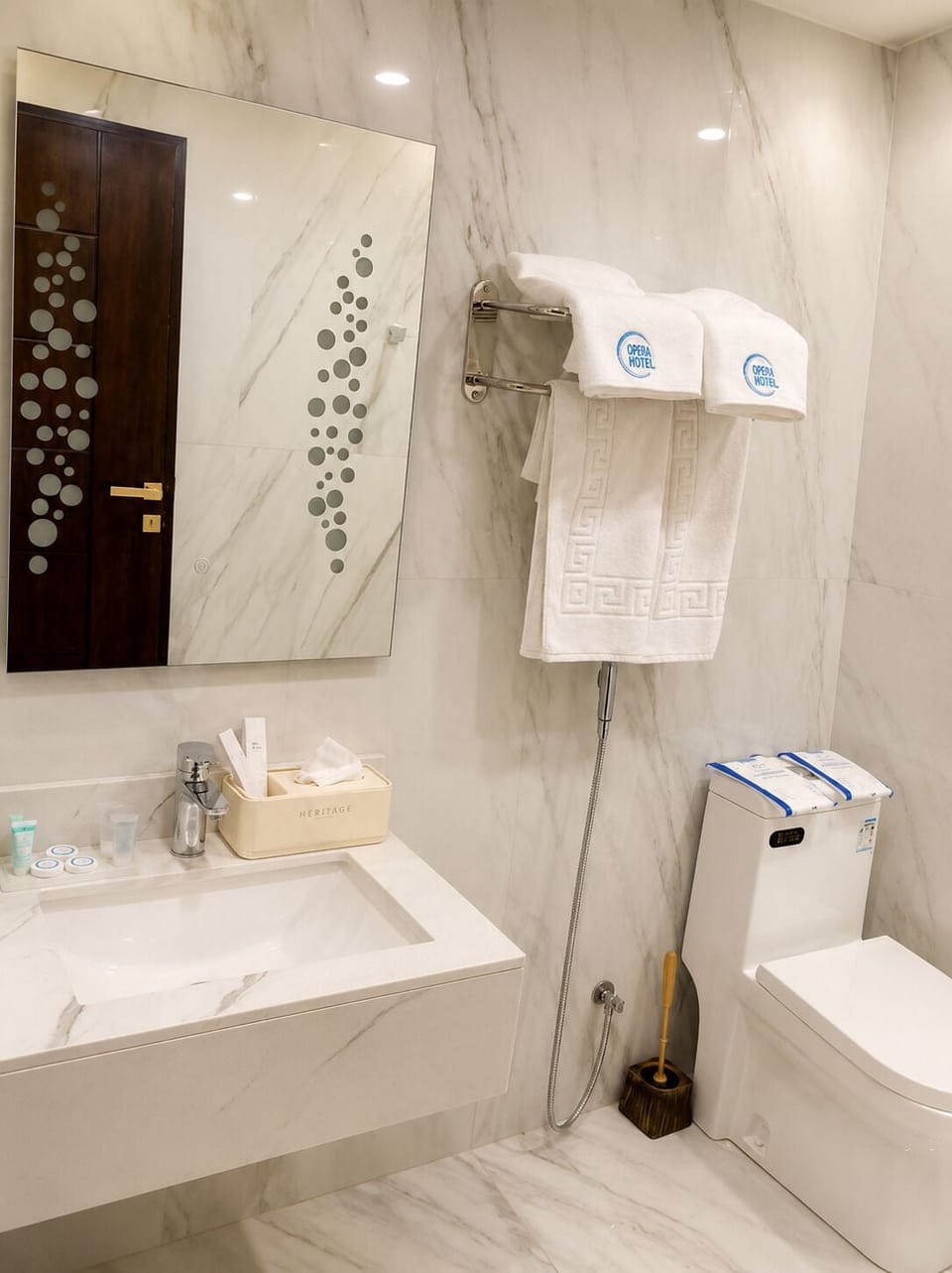 Apartment | Bathroom | Towels, soap, shampoo, toilet paper