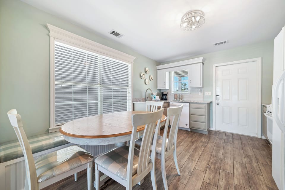 Kitchen & Dining area