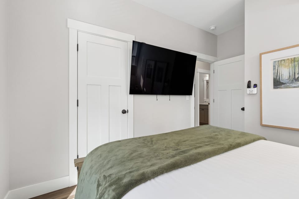 Guest queen bedroom