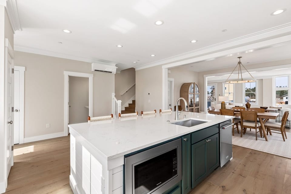 Kitchen with dining bar